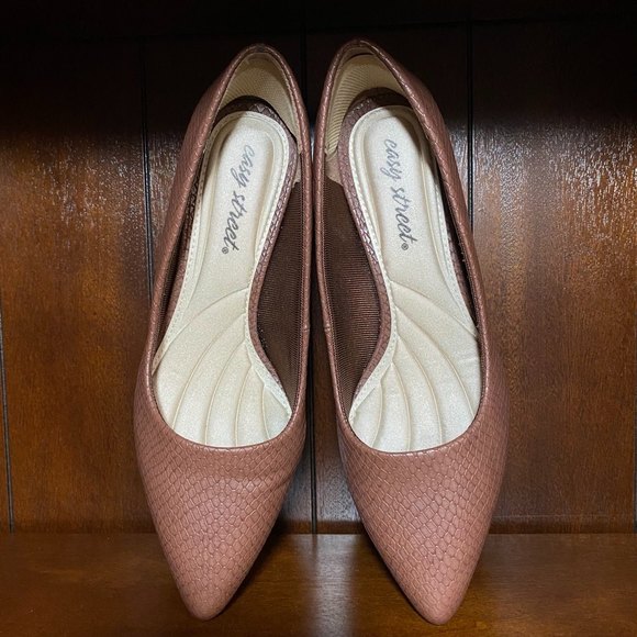 NWOT Easy Street Pump Shoes with Heel Gold Trim Size 7.5 (9.5”) Brown - Picture 8 of 10